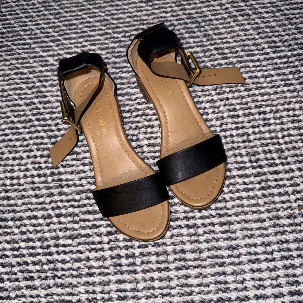 Universal Thread Black and Gold Sandals Minimalist Design
